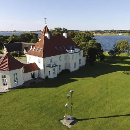 Gl. Avernaes Sinatur & Konference Hotel 3*