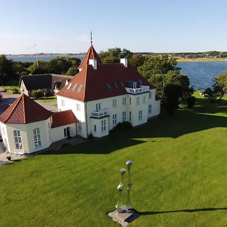 Gl. Avernaes Sinatur & Konference Hotell 3*