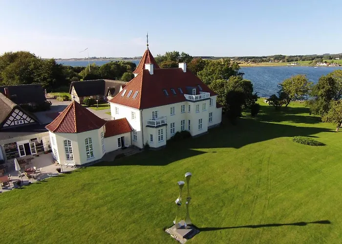 Gl. Avernaes Sinatur & Konference Hotel 3*