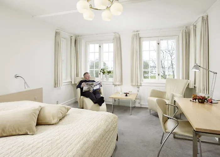 Gl. Avernaes Sinatur & Konference Hotel 3*